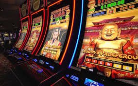 Meja Baccarat live di coin303 dengan dealer profesional dan kartu yang ditampilkan di layar mobile